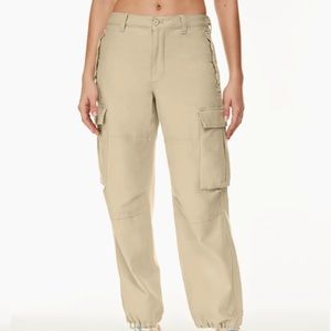 Aritzia Cargos